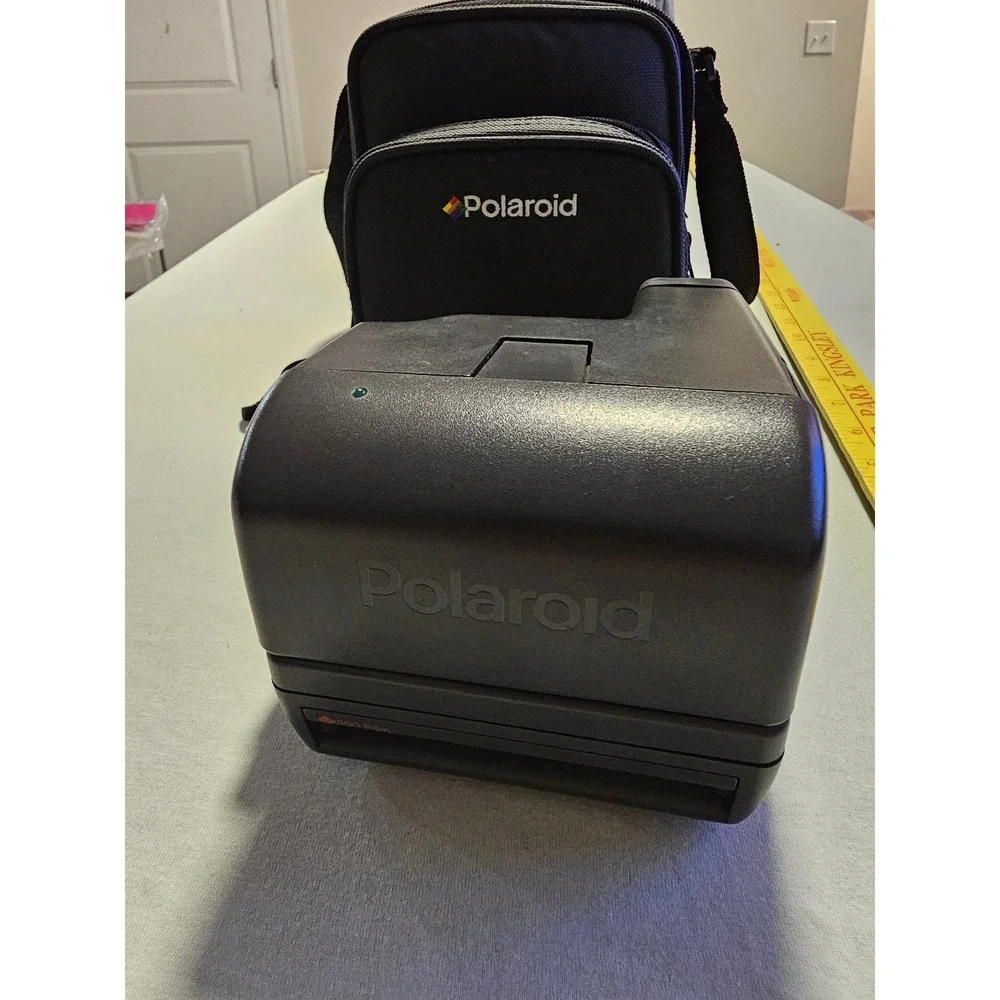 Polaroid OneStep CloseUp 600 Instant Film Camera With Carrying Case